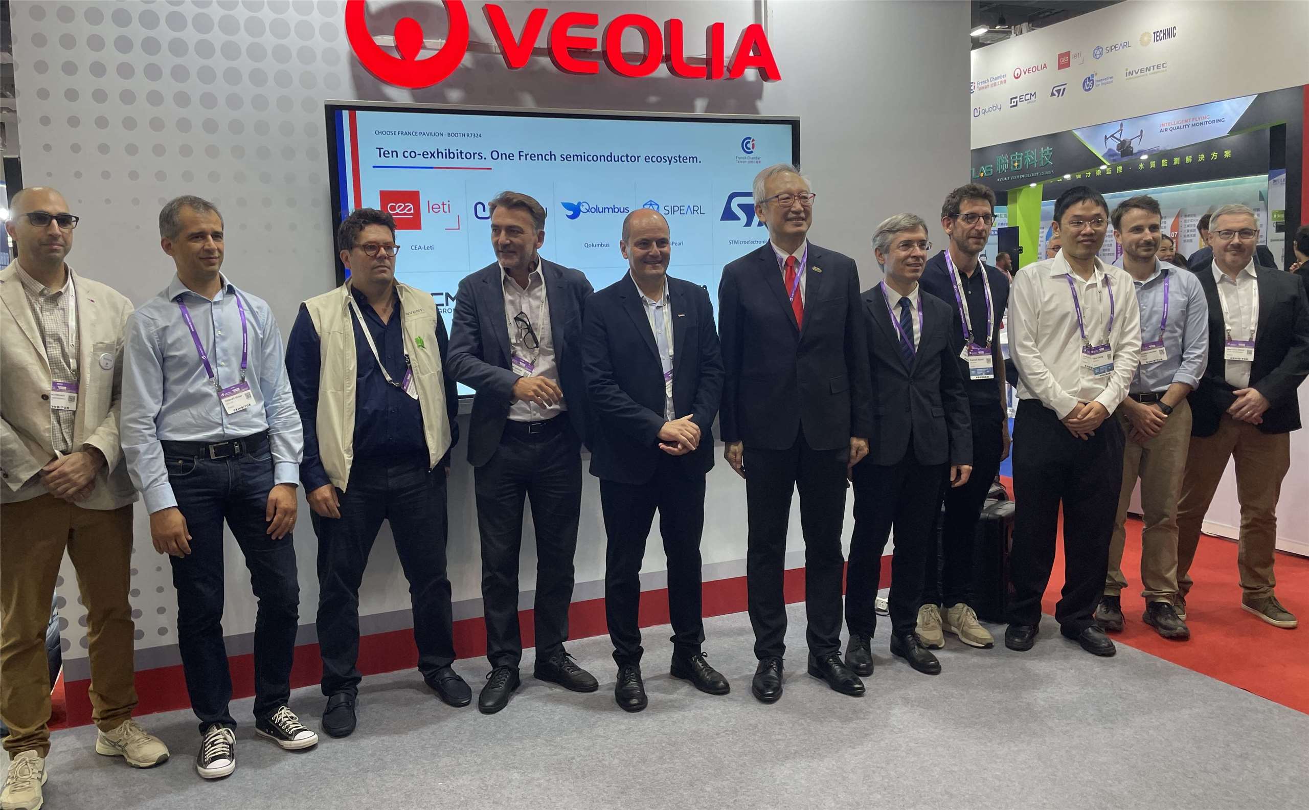Le directeur du BFT et le vice-ministre taïwanais des Affaires étrangères François Wu déclarent ouvert le pavillon français aux côtés des exposants de cette édition 2026 du SEMICON Taiwan (photo Rti)