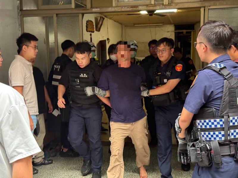 Polisi menangkap seorang warga Miaoli bermarga Chiu yang melakukan serangan acak dengan pisau. 10 tahun yang lalu, pelaku dihukum penjara karena mencoba melakukan tindakan pembunuhan. Setelah bebas dari penjara, kemarin (2/10) kembali menyerang pejalan kaki dengan pisau, kini pelaku telah diamankan.