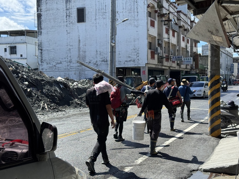 Solidaritas Fenomenal Taiwan Gemparkan Dunia: Media Asing Soroti Pahlawan Sekop yang Bersatu Padu (CNA)