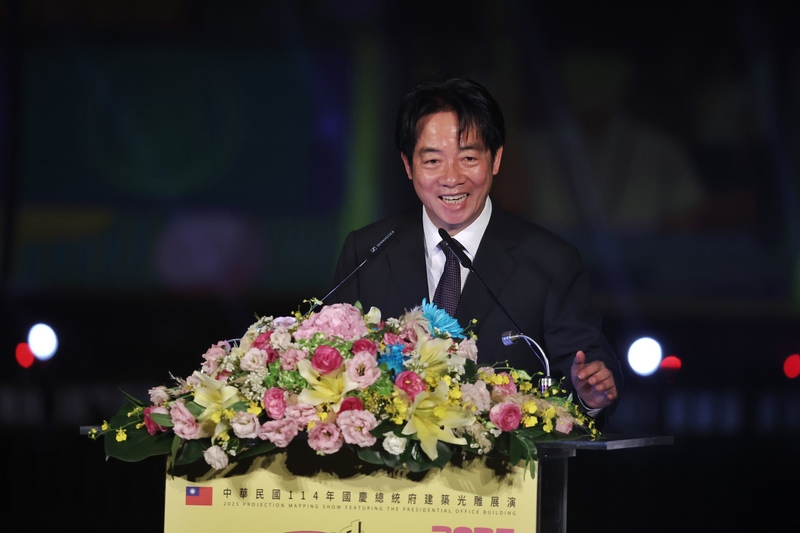 Presiden Lai Ching-te meresmikan pembukaan pertunjukkan cahaya Hari Nasional 2025 (Foto:CNA)
