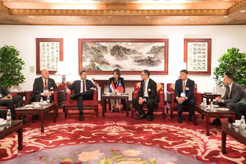 Wakil Menteri Luar Negeri Chen Ming menyambut delegasi DPR Paraguay. (Foto:CNA)