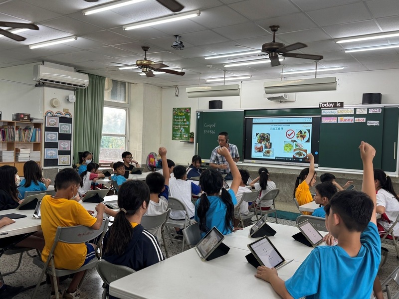 penggunaan gadget dengan beragam aplikasi pengajaran, memudahkan siswa belajar dan ikut berdiskusi dalam kelas.