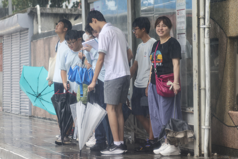 Dilema Musim Hujan: Payung Patah Dibuang Sembarangan, Ancaman Denda NT$6.000 Mengintai Warga (CNA)
