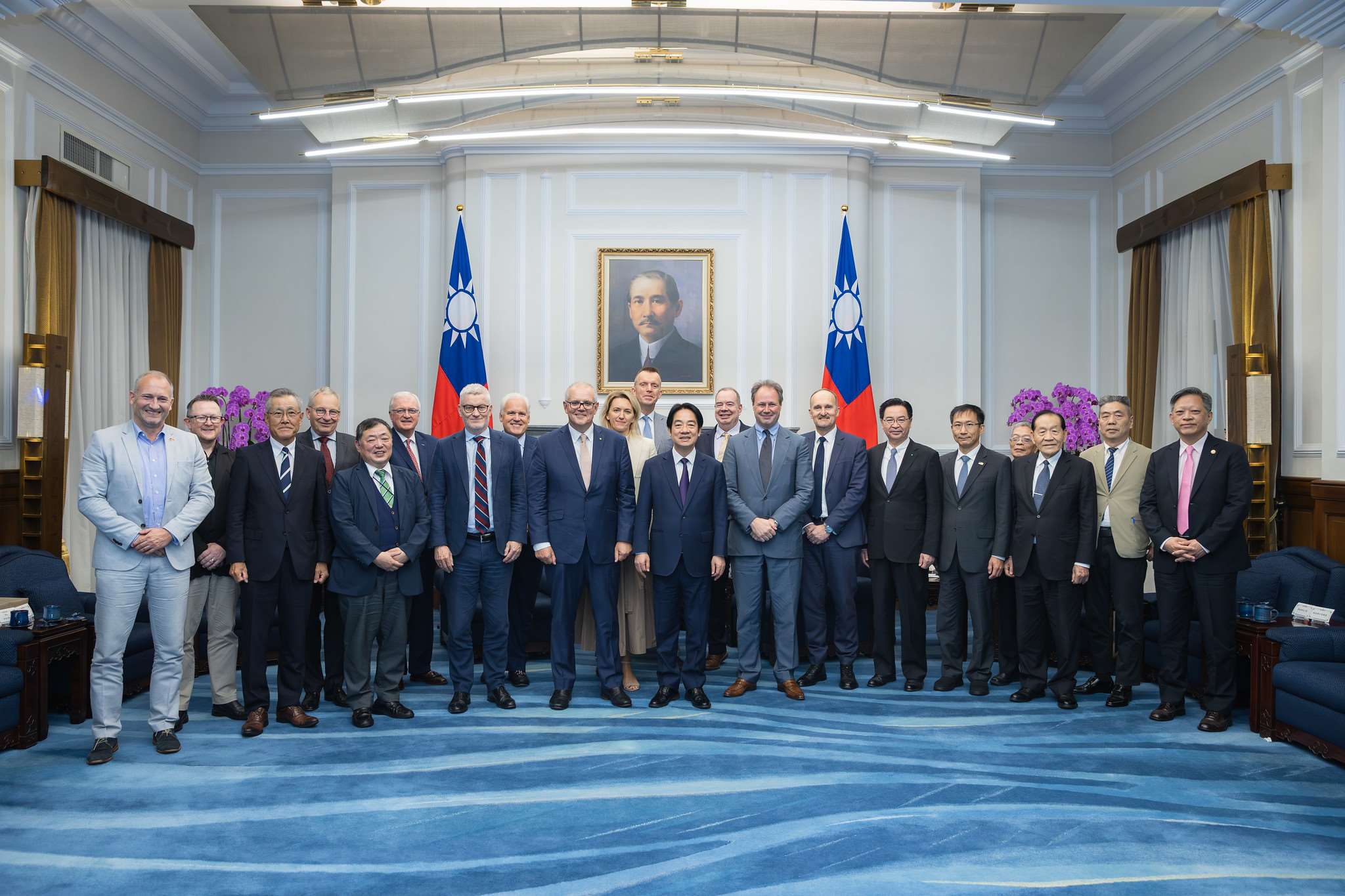 Presiden Lai Ching-te bertemu dengan tamu peserta “Taipei Security Dialogue 2025” (foto: Istana Kepresidenan)