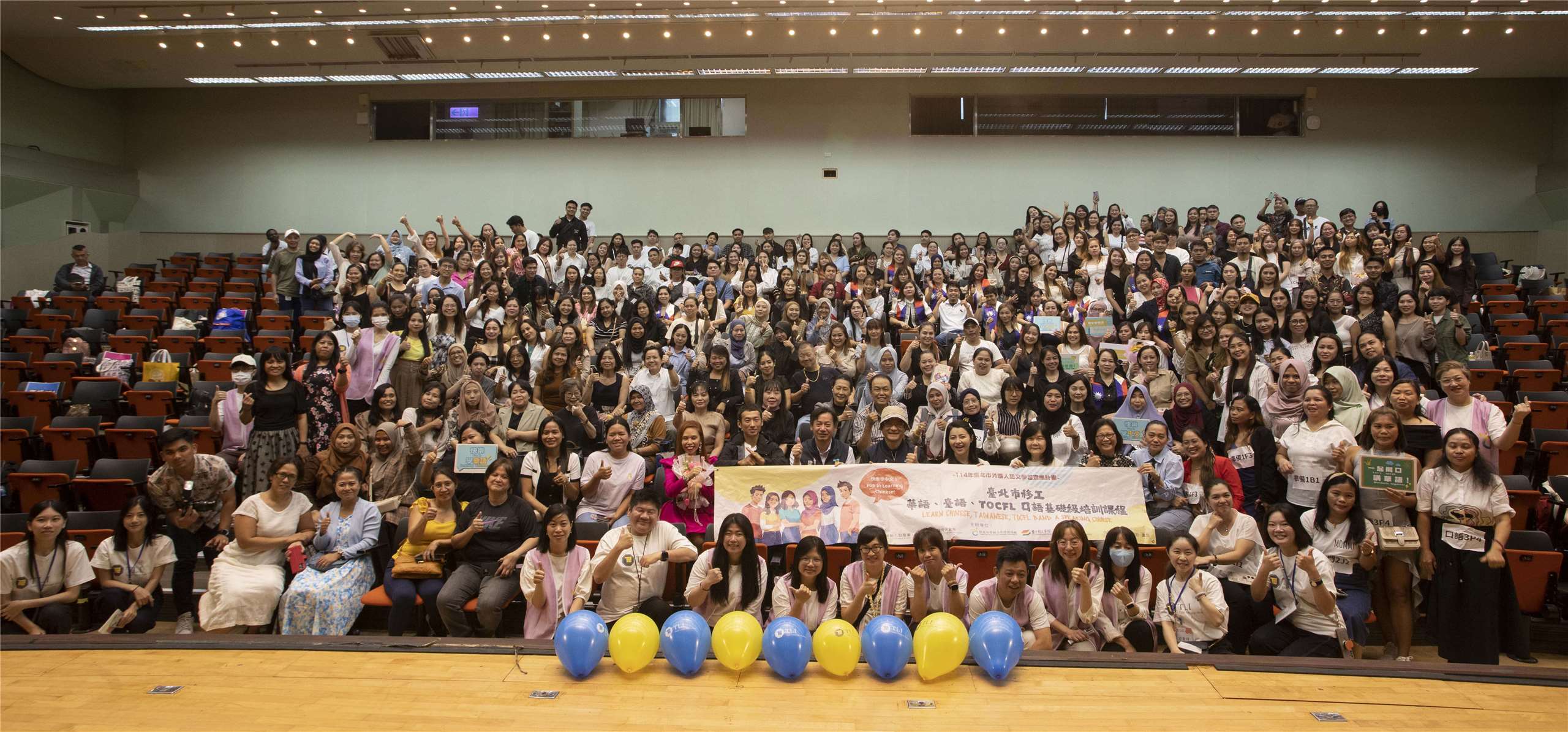 Foto bersama acara kelulusan kelas belajar Bahasa Mandarin di kota Taipei (foto: Kantor Rekonstruksi dan Pemanfaatan Tenaga Kerja Kota Taipei )