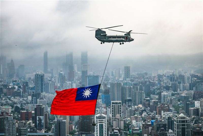 Helikopter dengan bendera ROC (foto: Youth Daily News)