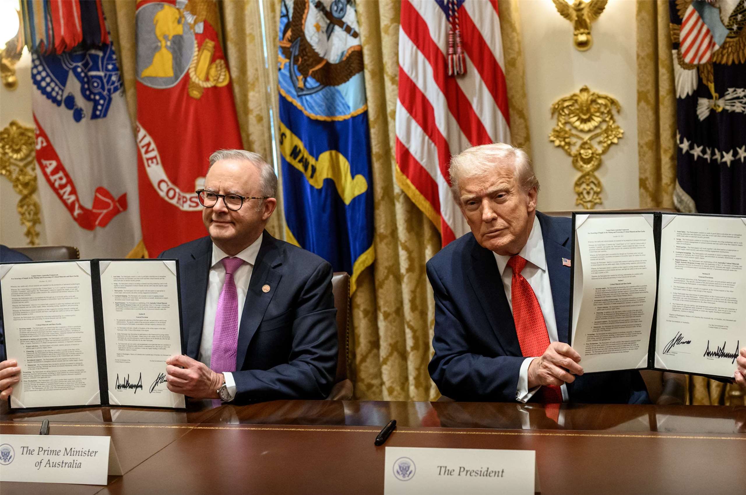 Presiden AS Donald Trump dan Perdana Menteri Australia Anthony Albanese menandatangani perjanjian kerja sama krisis mineral AS-Australia。( foto:X@WhiteHouse)