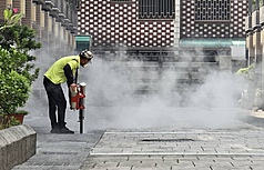 foto: fogging, salah satu bagian memerangi wabah demam berdarah, terlihat petugas tengah menyemprot insektisida di daerah berisiko tinggi demam berdarah.