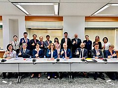 pertemuan GCTF turut dihadiri Dirjen Departemen Amerika Utara MOFA Wang Liang-yu (barisan depan, kiri 3), Wakil Direktur AIT Karin Lang (barisan depan, kiri 4), Wakil Perwakilan Kantor Australia di Taipei Dan Stuart (barisan depan, kanan 4), Kepala Bagian Umum Kantor Asosiasi Pertukaran Jepang-Taiwan di Taipei Michi Kakizawa (barisan depan, kiri 2), serta Kepala Bagian Politik, Ekonomi, dan Urusan Publik Kantor Dagang Kanada di Taipei Charles Hudon (barisan depan, kanan 3). (foto: Kemenlu (MOFA))

