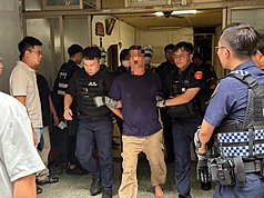 Polisi menangkap seorang warga Miaoli bermarga Chiu yang melakukan serangan acak dengan pisau. 10 tahun yang lalu, pelaku dihukum penjara karena mencoba melakukan tindakan pembunuhan. Setelah bebas dari penjara, kemarin (2/10) kembali menyerang pejalan kaki dengan pisau, kini pelaku telah diamankan.