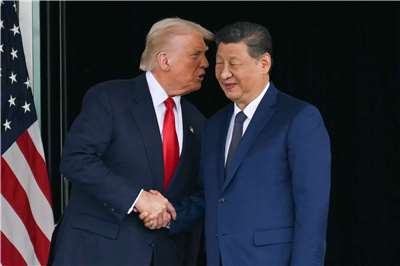pertemuan Trump-Xi berlangsung di Busan, Korsel (30/10),  gambar terlihat sebelum Trump meninggalkan lokasi, menjabat tangan dan berbisik dengan Xi Jin-ping,  (foto: AFP)
