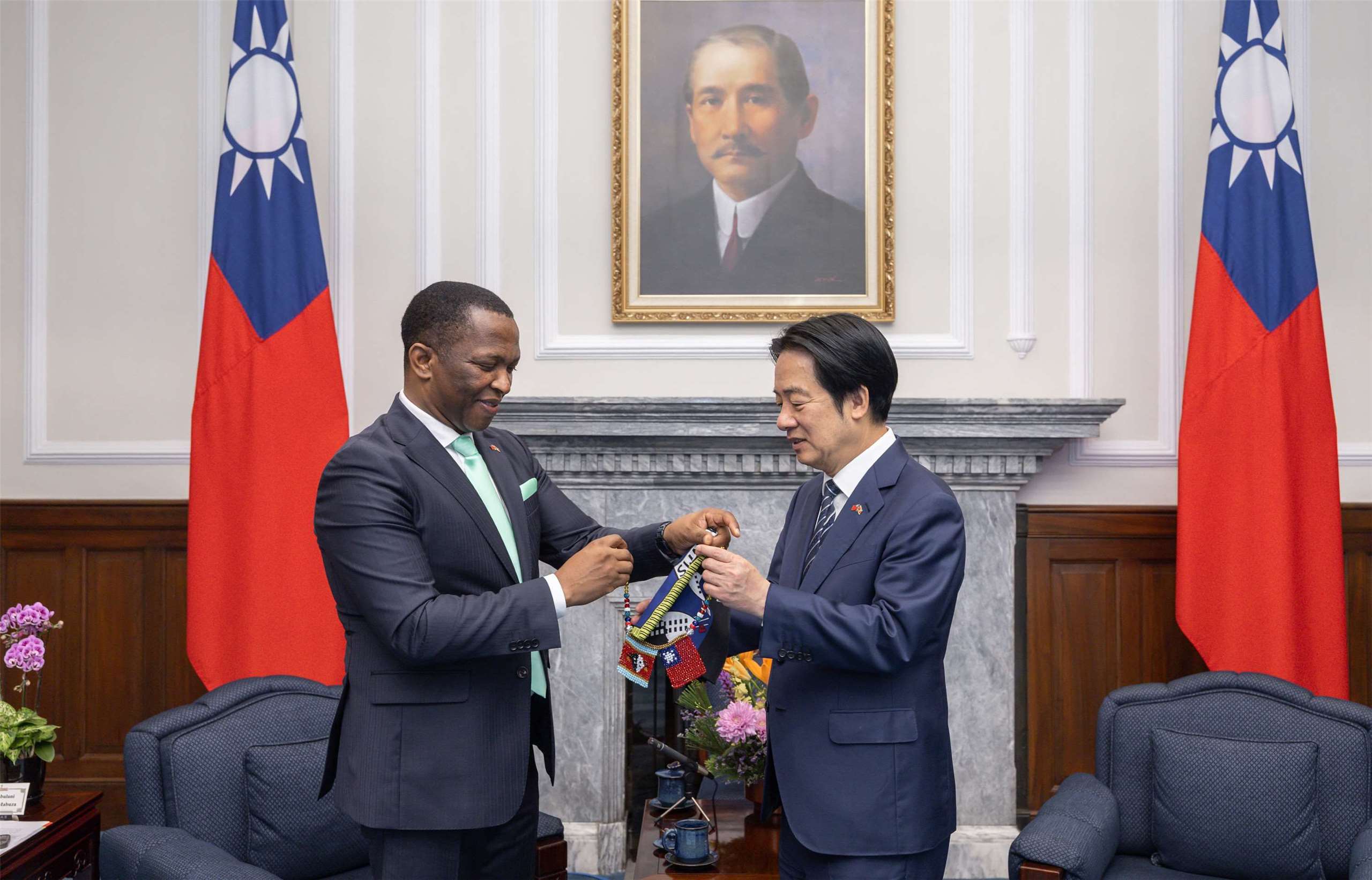 Presiden Taiwan Lai Ching-te bertemu dengan Ketua Dewan Perwakilan Rakyat Kerajaan Eswatini, Jabulani Mabuza pada tanggal 25 November 2025 (Foto: Istana Presiden)