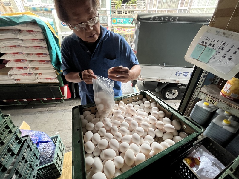 gambar: warga membeli telur di warung.
produk telur kemasan didapati kandungan residu pestisida berlebihan, total ada 9 jenis sebanyak 150.000 butir telur ditarik peredarannya. (foto: CNA)