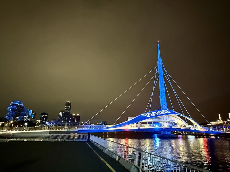 LG 高雄迎接TWICE開唱　大港橋點藍燈應援 韓國女團TWICE將在高雄國家體育場開唱，大港橋、 衛武營、流行音樂中心、愛河、旅運中心、捷運美麗 島站、中央公園站等7處點起藍燈和雷射字體，歡慶 TWICE到來。圖為大港橋18日晚間亮燈景象。 中央社記者董俊志攝　114年11月18日 