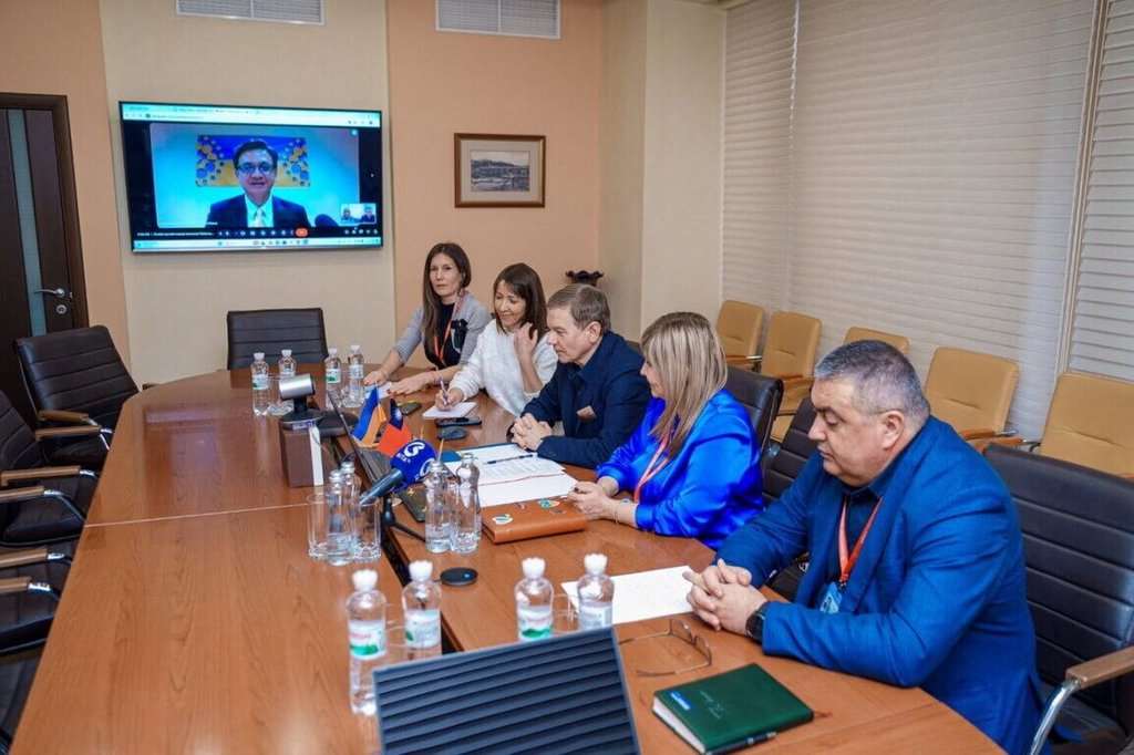 Kepala Kantor Perwakilan Taiwan di Polandia, Liu Yung-chien (劉永健) bersama dengan Walikota Vinnytsia Ukraina, Serhii Morhunov menandatangani Nota Kesepahaman (MoU) dengan cara vicall pada tanggal 17 November (Foto: CNA)