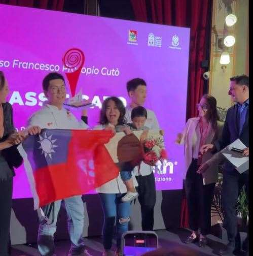 Diadakan di Pulau Sisilia, Italia, Kejuaraan Es Krim Sedunia menobatkan Zhao Yun-lan dari Lukang, Changhua sebagai juara pertama
(Foto diambil dari FB GelatoinBlue).