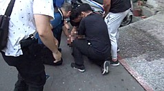 Polisi Yunlin menangkap seorang kurir uang ilegal yang berasal dari Vietnam, sejak Juli 2025, melakukan lebih dari seribu kali penarikan uang di beberapa ATM di Douliu. (foto: Kepolisian)