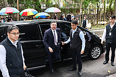 PM Cho Jung-tai (kedua dari kiri) tiba di Yuan Eksekutif dengan mobil dinas pada 4 November untuk menyampaikan pidato kebijakan dan menjawab pertanyaan.

(foto: Wang Teng-yi (王騰毅), CNA, 4 November 2025)