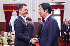 Presiden Lai Ching-te bertemu dengan penerima Penghargaan Kewirausahaan Teladan pada hari Kamis ini (27/11). Presiden Lai berjabatan tangan dengan  Ketua National Innovation and Entrepreneurship Association (NIEA), Chiu Ming-chien (kiri).