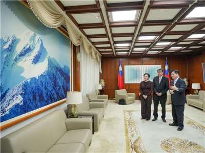 Menlu Lin Chia-lung (kanan) bertemu dengan Senator Filipina  Francis Pancratius “Kiko” Pangilinan dan istrinya pada 3 November 2025 . (tangkapan layar FB Lin Chia-lung)