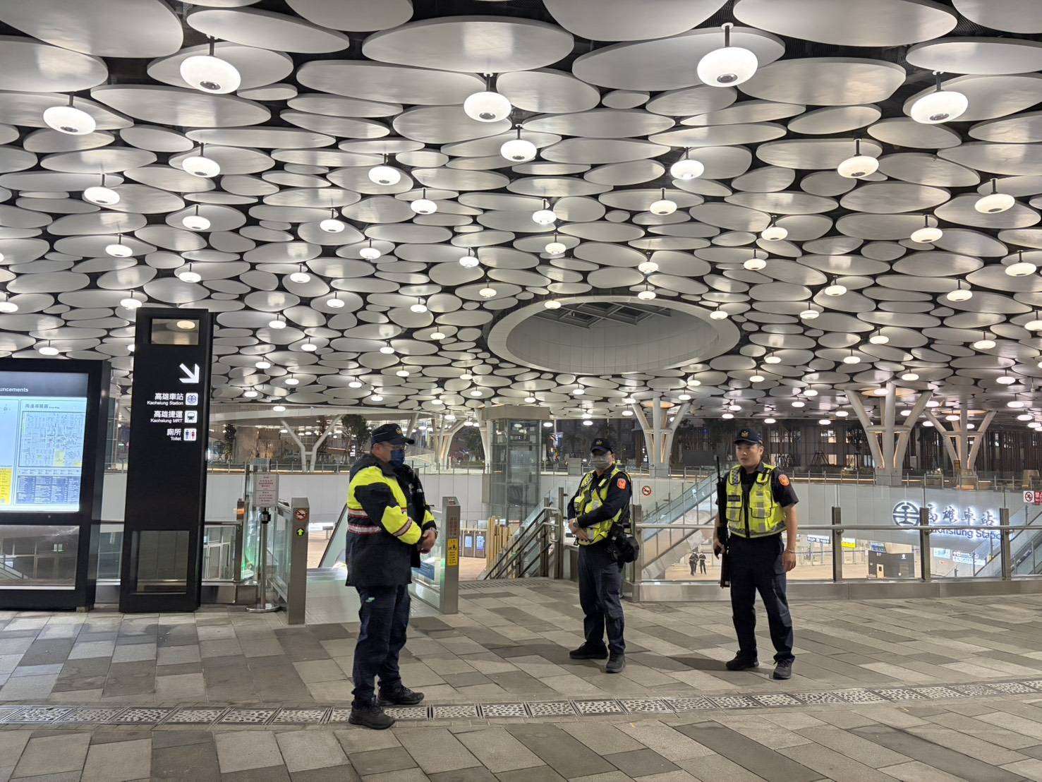 Petugas kepolisian berjaga di Stasiun Kereta Api Kaohsiung (foto: FB Chen Chi-mai)