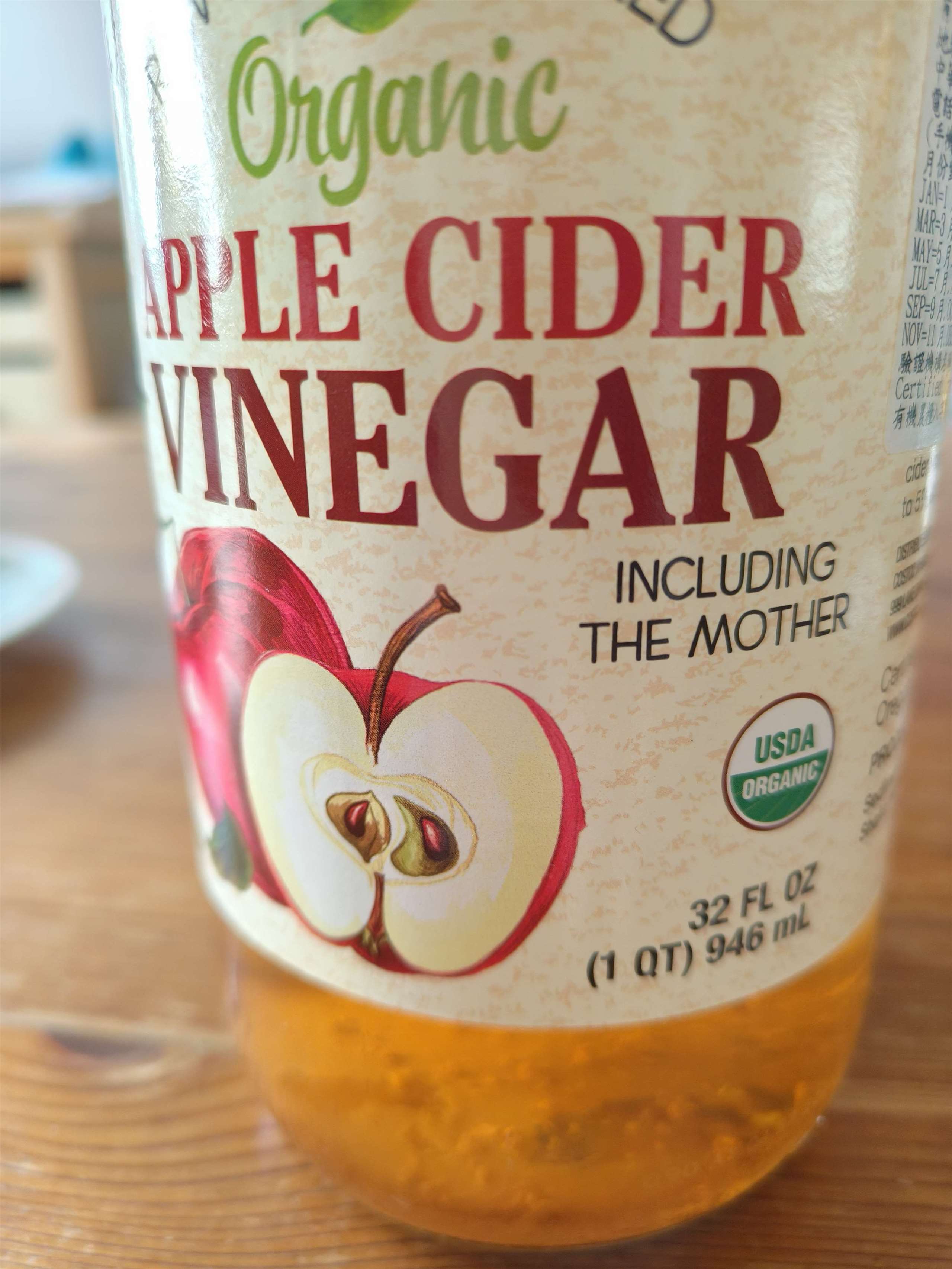 Cuka Apel Organik with the mother