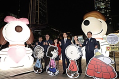 malam Kota Taipei dihiasi dengan kerlap-kerlip lampu untuk menyambut perayaan natal dan tahun baru.
Wali Kota Taipei Chiang Wan-an  (kanan3) dan Direktur Promosi Pariwisata Pemkot Taipei, Yu Hsiang (kanan2) foto bersama lampu dekor karakter kartun Peanuts. 
