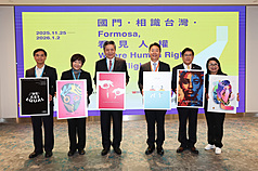 Poster HAM dipamerkan di terminal keberangkatan Bandara Intl Taoyuan, untuk memeringati Hari HAM Sedunia di bulan Desember. Komnas HAM bekerja sama Kantor Deklarasi Properti Yuan Pengawas dan Museum HAM Nasional menggelar pameran “. Mengenal Taiwan di Perbatasan, Menyaksikan HAM Dijunjung”. Acara pembukaan dihadiri Wakil Ketua Yuan Pengawas, Lee Hung-chun (kiri 3), Menteri Transportasi Chen Shih-kai (kanan3), Wakil Ketua Komnas HAM Chi Hui-jung (kiri2). (foto: Komnas HAM)