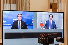 Presiden Lai Ching-te menerima wawancara DealBook Summit yang dibawakan oleh Andrew Ross Sorkin dari media The New York Times. (foto: Istana Kepresidenan)