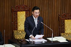 Wakil Yuan Legislatif Johnny Chiang (江啟臣) memimpin siding rancangan amandemen UU Tata Kelola Telekomunikasi pada tanggal 16 Desember 2025. (Foto: CNA)