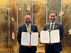 Dirjen Divisi Internasional Kemenlu, Jonathan Sun (孫儉元) saat menghadiri Pertemuan Pejabat Senior Informal (ISOM) di Shenzhen, Tiongkok menandatangani MOU (foto: MOFA)
