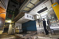 Zhang Wen (27 tahun) pada Jumat (19/12) secara berturut-turut melemparkan bom asap di underpass Stasiun TMS dan di luar Stasiun Zhongshan, kemudian masuk ke sebuah department store dan melukai orang dengan pisau, sebelum akhirnya meninggal dunia setelah jatuh dari gedung. Pada malam hari, polisi mendatangi dan melakukan penggeledahan di apartemen sewa Zhang Wen yang berlokasi di Distrik Zhongzheng. (Foto: CNA)