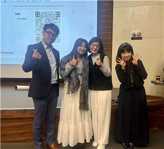 Penyiar Rti Weimin Tseng (kiri), mahasiswi Indonesia, Rita (kedua dari kiri), Chairperson Rti, Cheryl Lai (kedua dari kanan), dan dosen NTNU Chuang Yin-C (kanan) berfoto bersama (foto: Rita / NTNU)