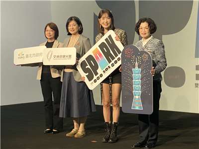 Dirjen Pariwisata Chen Yu-hsiu (tengah kiri) hadir dalam acara pembukaan “SPARK101” pada tanggal 3 Desember 2025, berfoto bersama dengan Chairperson Taipei 101, Janet Chia (tengah kanan) dan General Manajer Taipei 101 Cheng Li-wen (kanan).