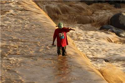  Siklon tropis yang melanda Sumatra, Indonesia menyebabkan banjir bandang dan longsor dan mengakibatkan setidaknya 940 korban yang meninggal dunia. (foto: Reuters)