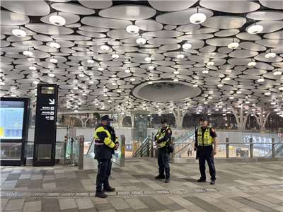 Petugas kepolisian berjaga di Stasiun Kereta Api Kaohsiung (foto: FB Chen Chi-mai)