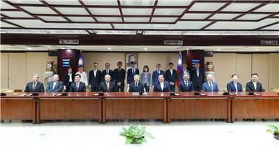 Menteri Perekonomian Kung Ming-hsin mengadakan pertemuan dengan pimpinan grup bisnis. Menteri Kung Ming-hsin (5 dari kiri), Wamenko Ho Chin-tsang (3 dari kiri), Wamenko Lai Chien-hsin (7 dari kiri), bersama perwakilan dari 7 grup bisnis foto bersama. (foto: Kemenko)