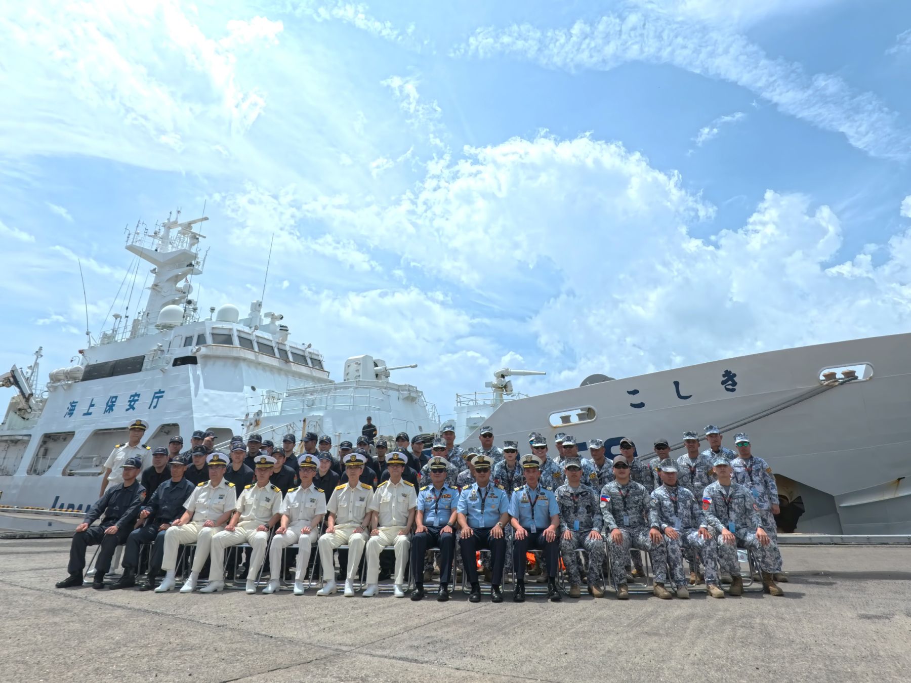 美國、日本和菲律賓的海防單位最近在鹿兒島外海舉行聯合演習。(臉書)