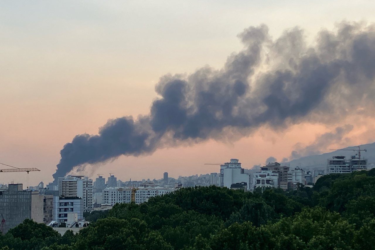 伊朗國營電視台(IRIB)位在首都德黑蘭辦公大樓16日遭到以色列空襲。 (AFP)