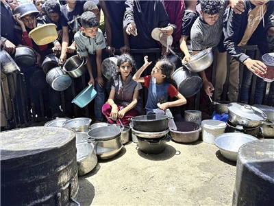 Di Khan Yunis, Jalur Gaza, warga berbondong-bondong ke pos pembagian makanan sambil membawa panci dan peralatan.(foto TPG Images/ Shutterstock)