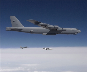圖為B-52轟炸機投擲「碉堡剋星」GBU-57巨型鑽地彈。(圖：維基百科)
