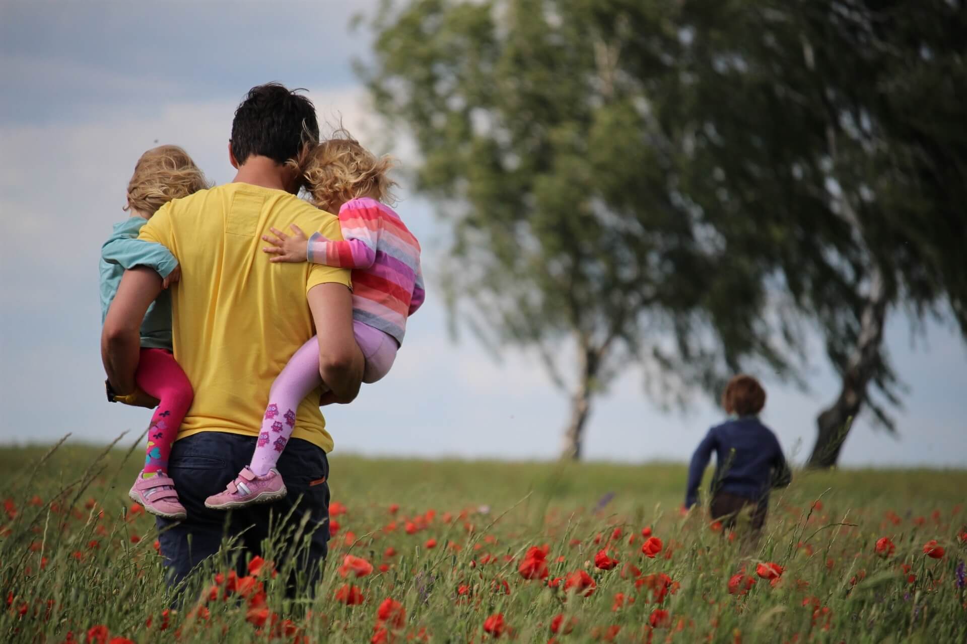 Ilustrasi ayah dan anak-anaknya (foto: Unsplash Juliane Liebermann)