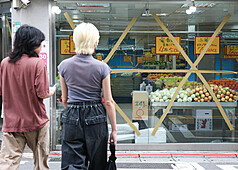 Apakah Menempel Pita Perekat di Jendela Dapat Mencegah Terjangan Taifun? Kementerian Dalam Negeri Menguji: Menempel Malah Lebih Berbahaya 
中央社
