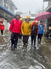 Bupati Taitung Yao Ching-ling (depan kiri 2) dan Wali Kota Taitung Chen Ming-feng (depan kiri) di tengah hujan, meninjau lokasi genangan air dan banjir. (foto: Pemkab Taitung)
