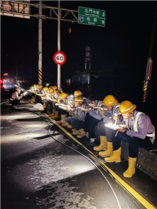 Taipower berbagi foto kondisi petugas Taipower di lapangan, saat istirahat makan di pinggir jalan, setelah makan lanjut bekerja (foto : FB TaiwanPowerCompany, sumber : CNA)