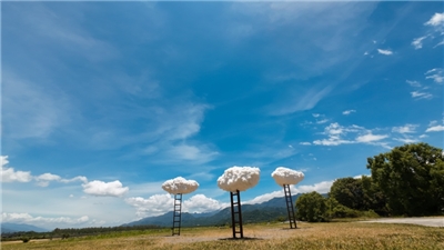 Karya seniman Taiwan Lai Kuan-Chung yang berjudul "Floating Clouds" dipamerkan di Stasiun Lama Dongli, Fuli. (foto: Chen Yu-lin陳昱霖)