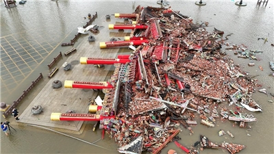 LL Gapura Kelenteng Nankunshendai  yang rubuh akibat Taifun Danas (foto: Facebook 免呸)