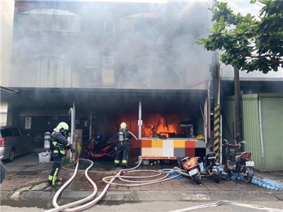 Kebakaran terjadi di sebuah rumah hunian bertingkat 3 di Suao, Yilan pada hari ini (22/7). Saat petugas damkar tiba di lokasi, lantai 1 telah hangus terbakar habis. (foto: Damkar Kabupaten Yilan)
