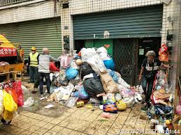 salah satu rumah warga yang menumpuk sampah daur ulang di depan rumahnya,  mendapat teguran berkali-kali dari Biro Perlindungan Lingkungan setempat, tetapi tetap tidak mengindahkan maka yang bersangkutan dikenakan denda. (sumber: CNA)