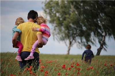 Ilustrasi ayah dan anak-anaknya (foto: Unsplash Juliane Liebermann)